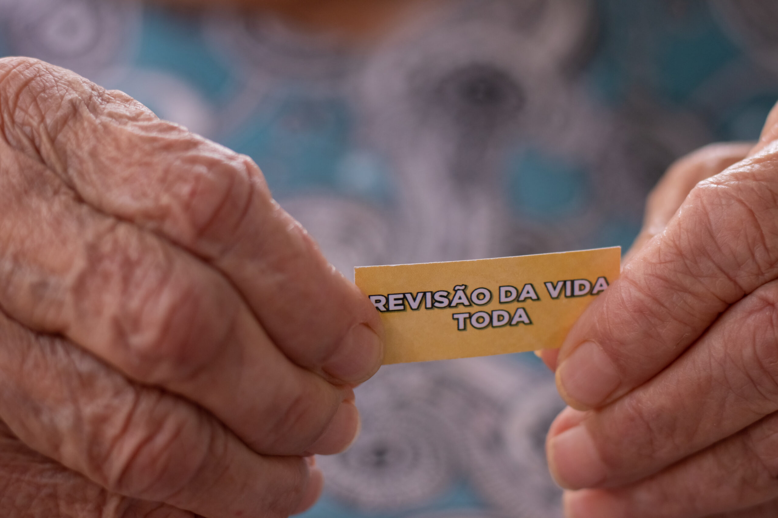 Os idosos aposentados podem optar por uma nova modalidade para aumentar o valor de aposentadorias. Confira.