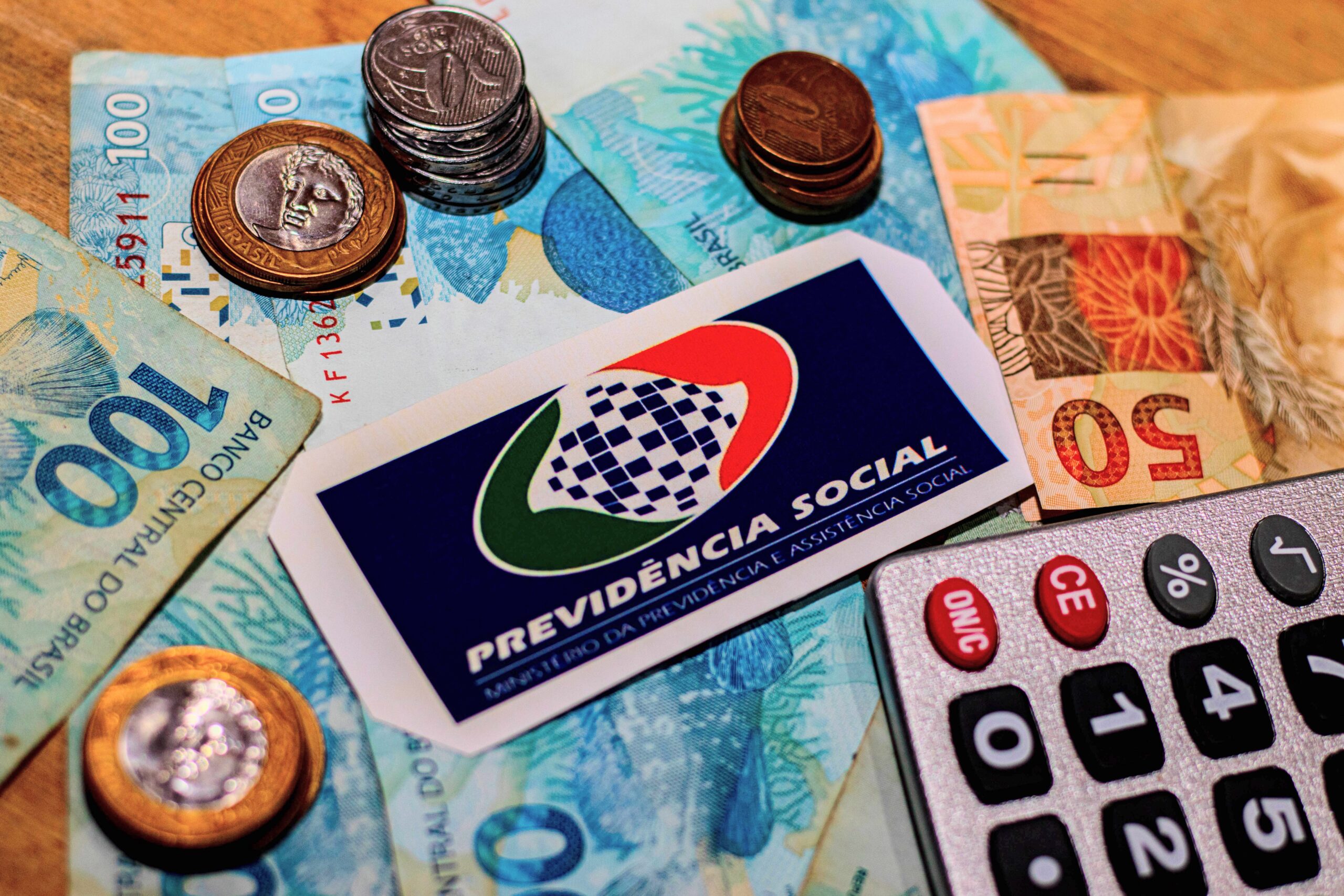 Os idosos que possuem empréstimos consignados podem ter acesso à suspensão dos valores. Confira.