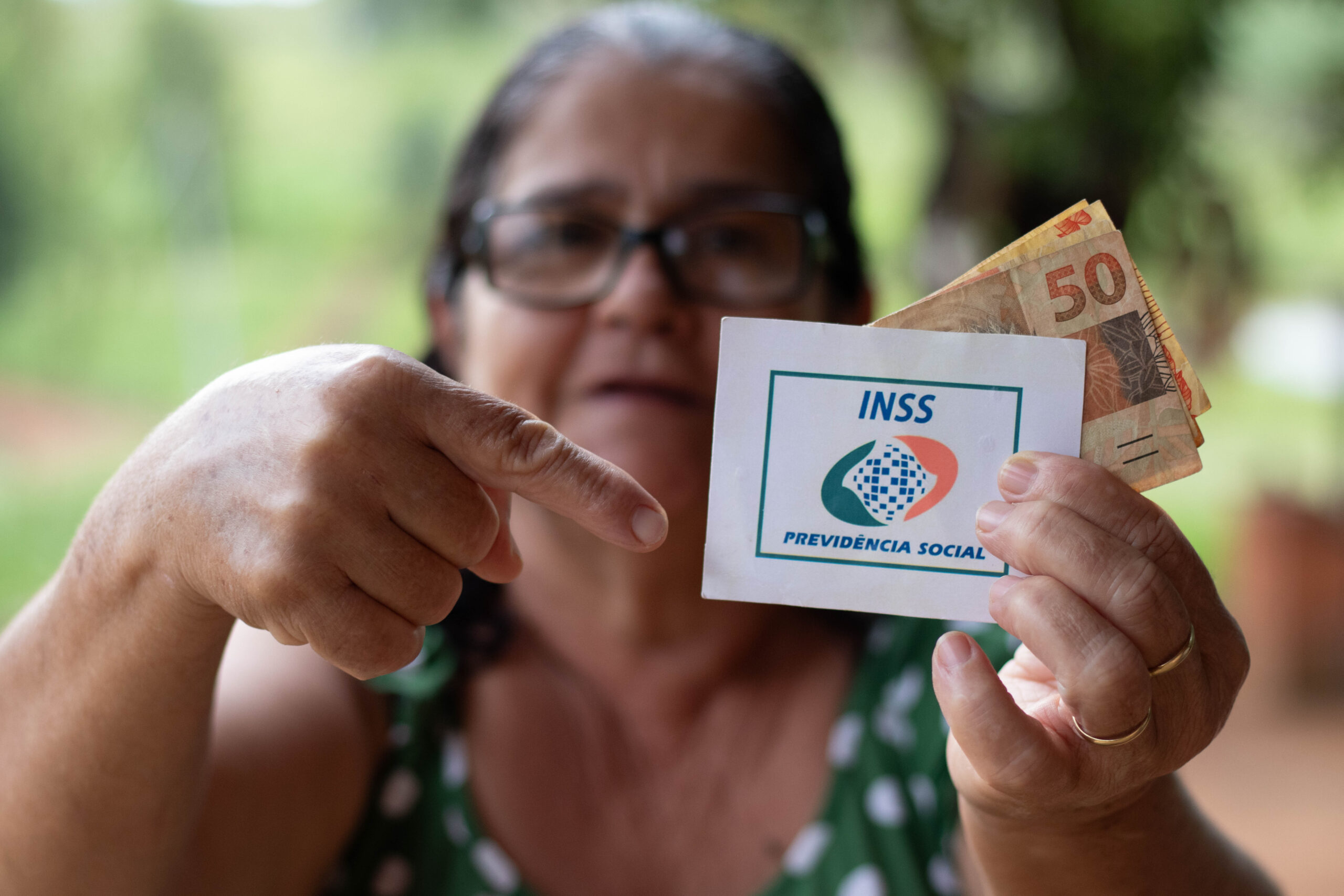 Saiba como a redução dos juros do consignado pode afetar suas finanças enquanto aposentado.