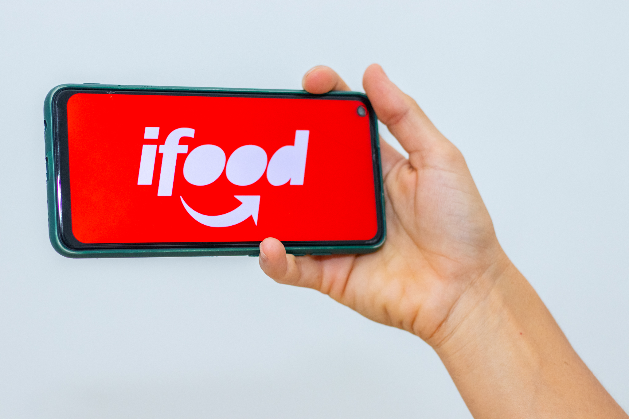 Nubank anuncia parceria com iFood e libera DESCONTOS no pedido de refeições; veja quem tem direito