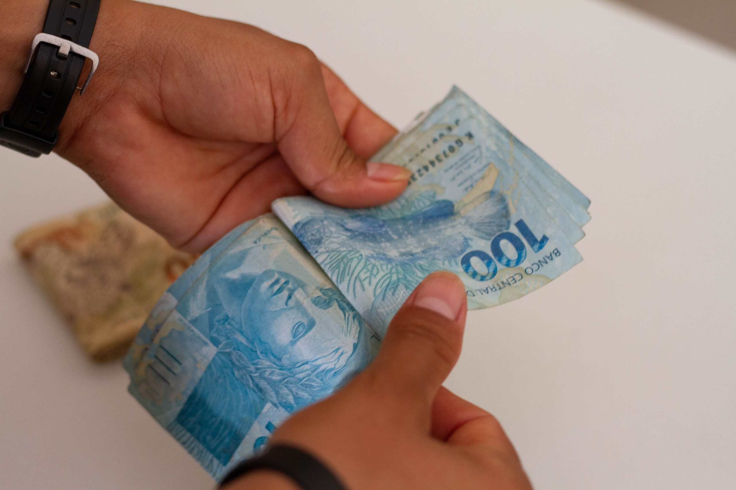 Negativados podem usar CELULAR como GARANTIA de empréstimo; entenda