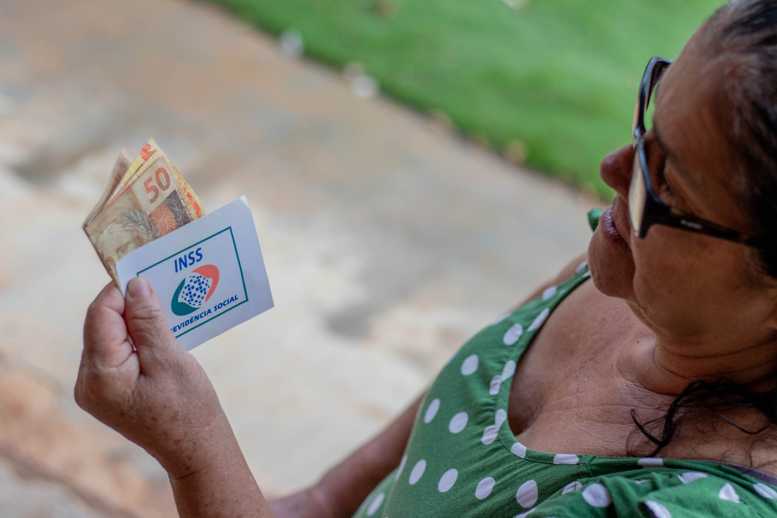 É beneficiário do INSS? Veja quando seus pagamentos caem na conta!