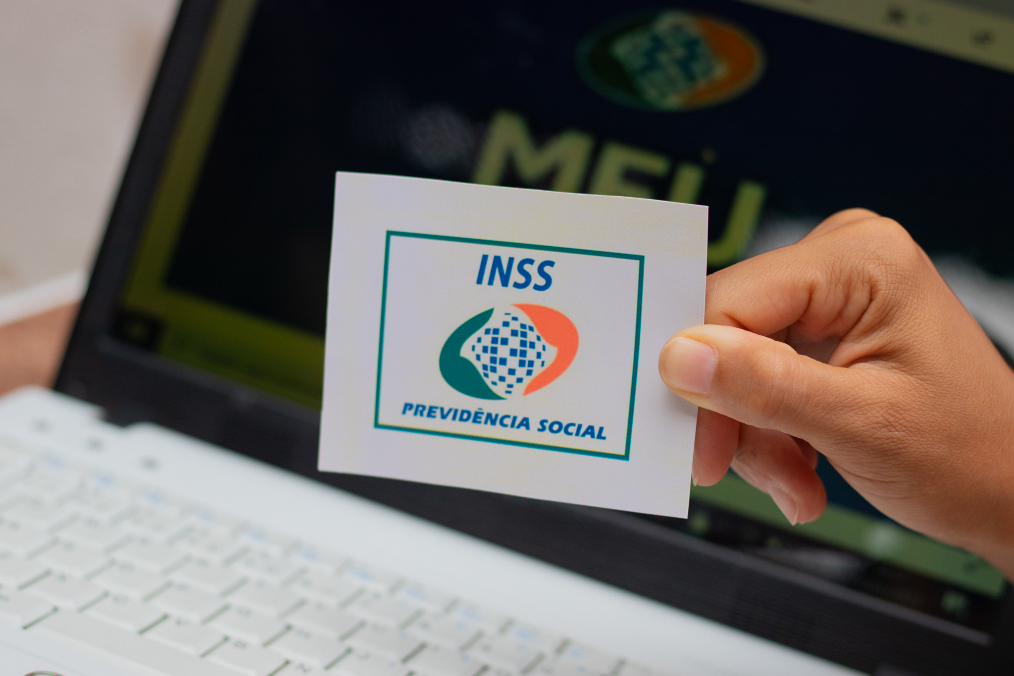 Se você já recebe uma apsoentadoria, veja se é possível ter acesso a outros benefícios do INSS e do governo.