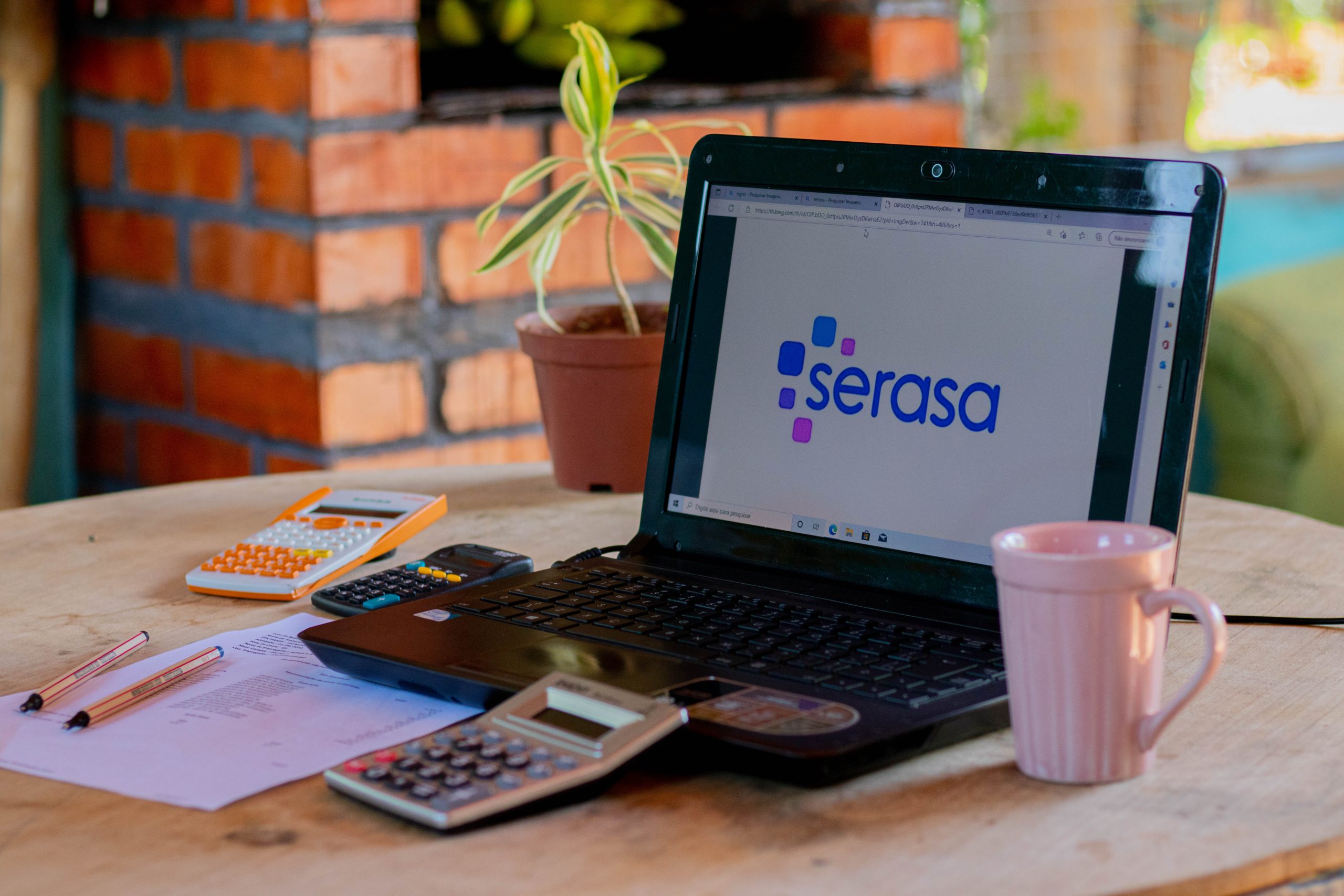 Serasa anuncia DESCONTO de até 90% no pagamento de dívidas; vale a pena renegociar por lá ?