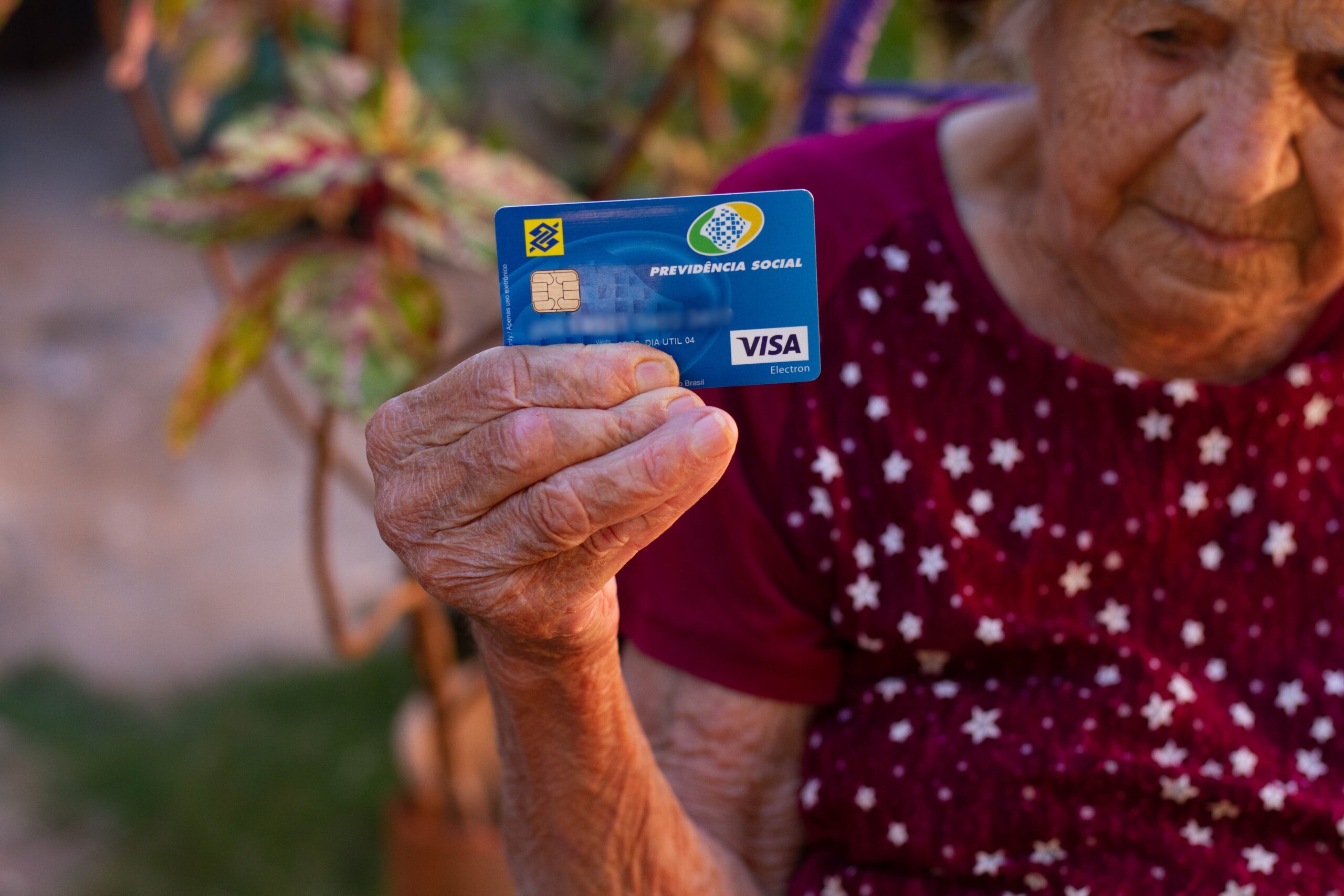Precisa sacar o seu pagamento, mas está sem cartão do benefício? Veja como realizar o saque mesmo assim!