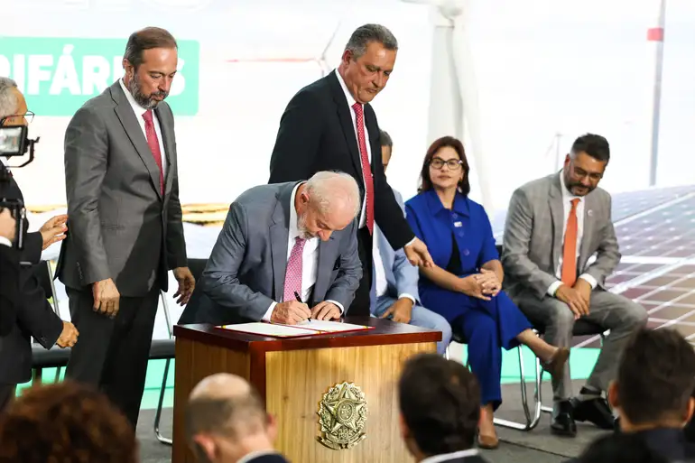 Lula aprova NOVA LEI e cartão de crédito deixa de ser o VILÃO das famílias brasileiras; entenda