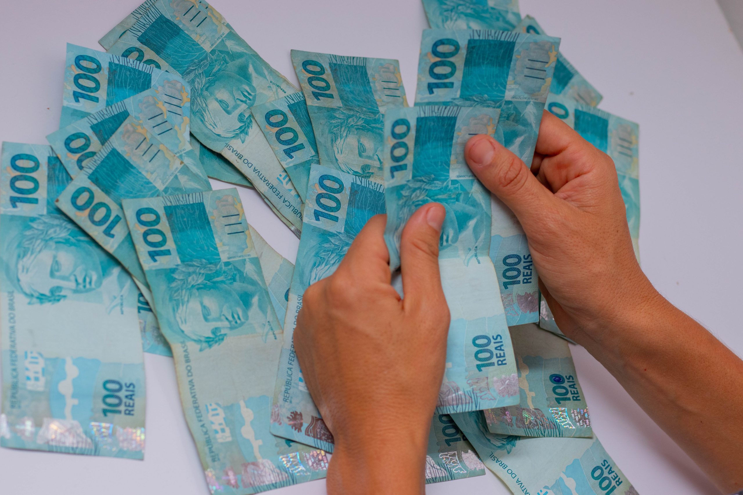 Brasileiros relatam DIFICULDADES para liberação de empréstimo; descubra como ter seu crédito aprovado