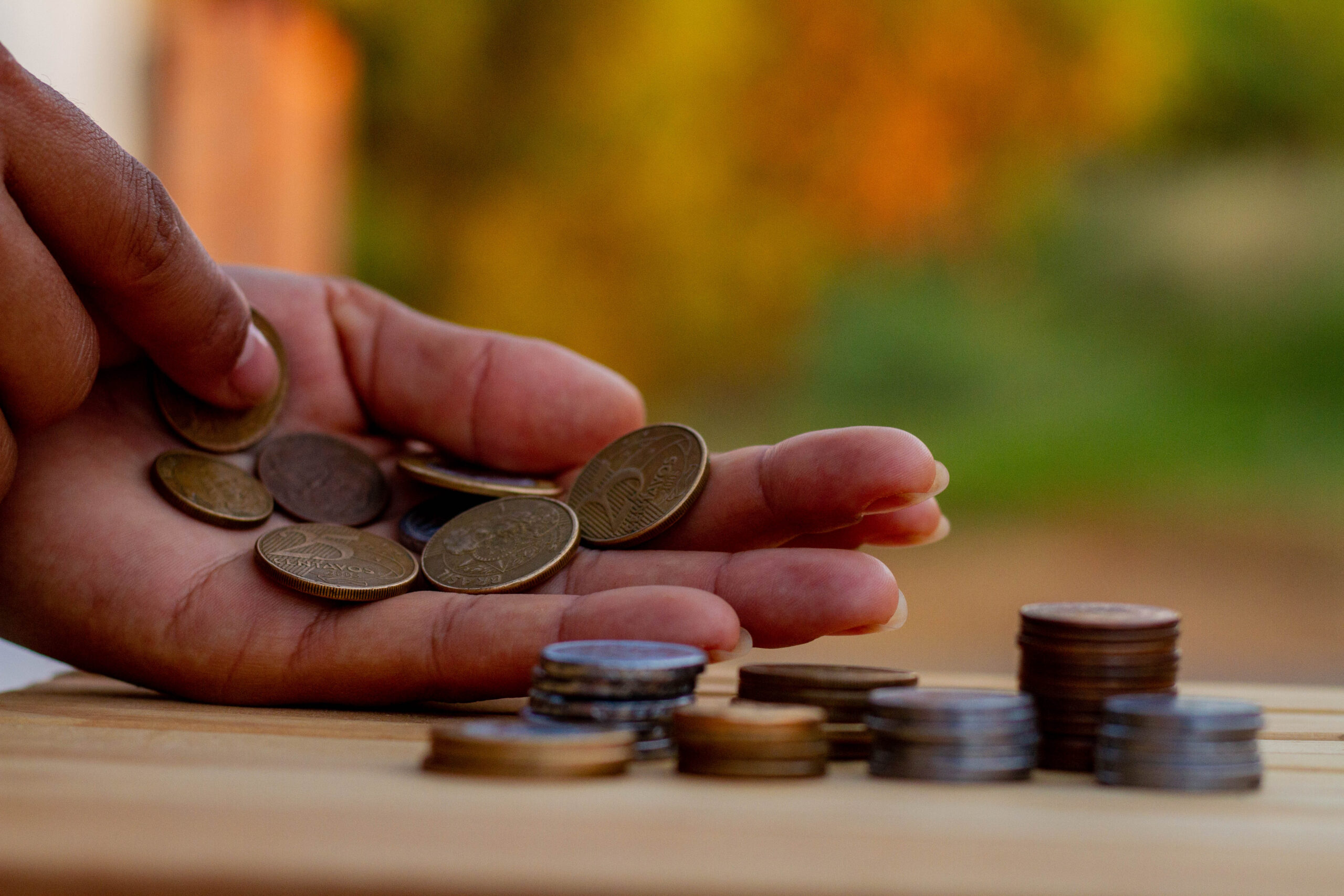 Saiba como solicitar assistência da Defensoria Pública para quitar suas dívidas. Confira o passo a passo do novo programa de apoio financeiro e receba orientação personalizada para sair do endividamento.Crédito: @jeanedeoliveirafotografia / beneficiodoidoso.com.br