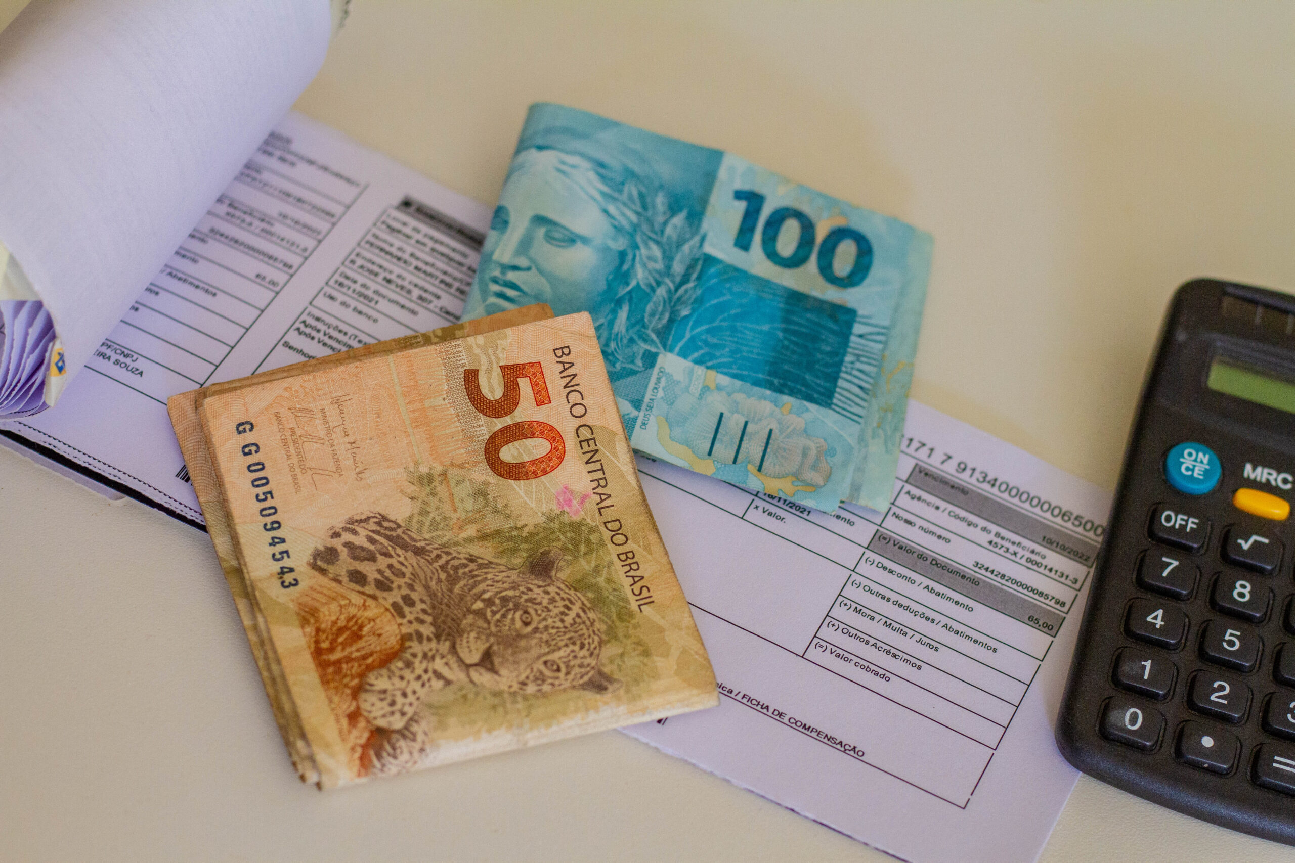 As dívidas de aposentados finalmente serão suspensas após uma nova decisão do governo. Confira.