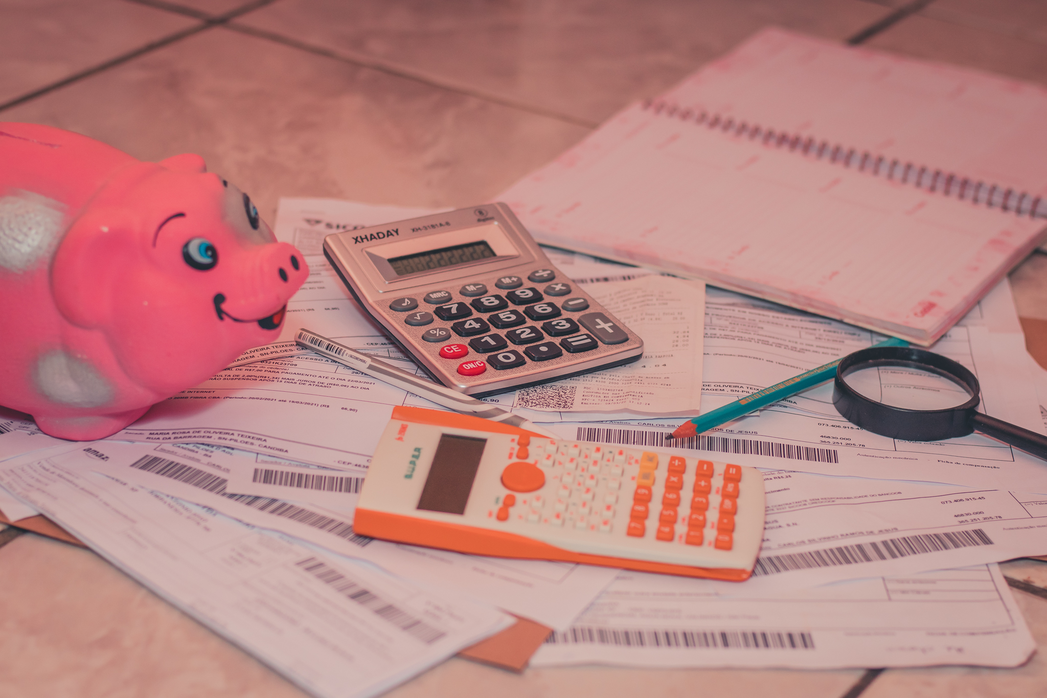 Número de endividados CRESCE no Brasil, mesmo com ações do Governo; confira alternativas para limpar o nome