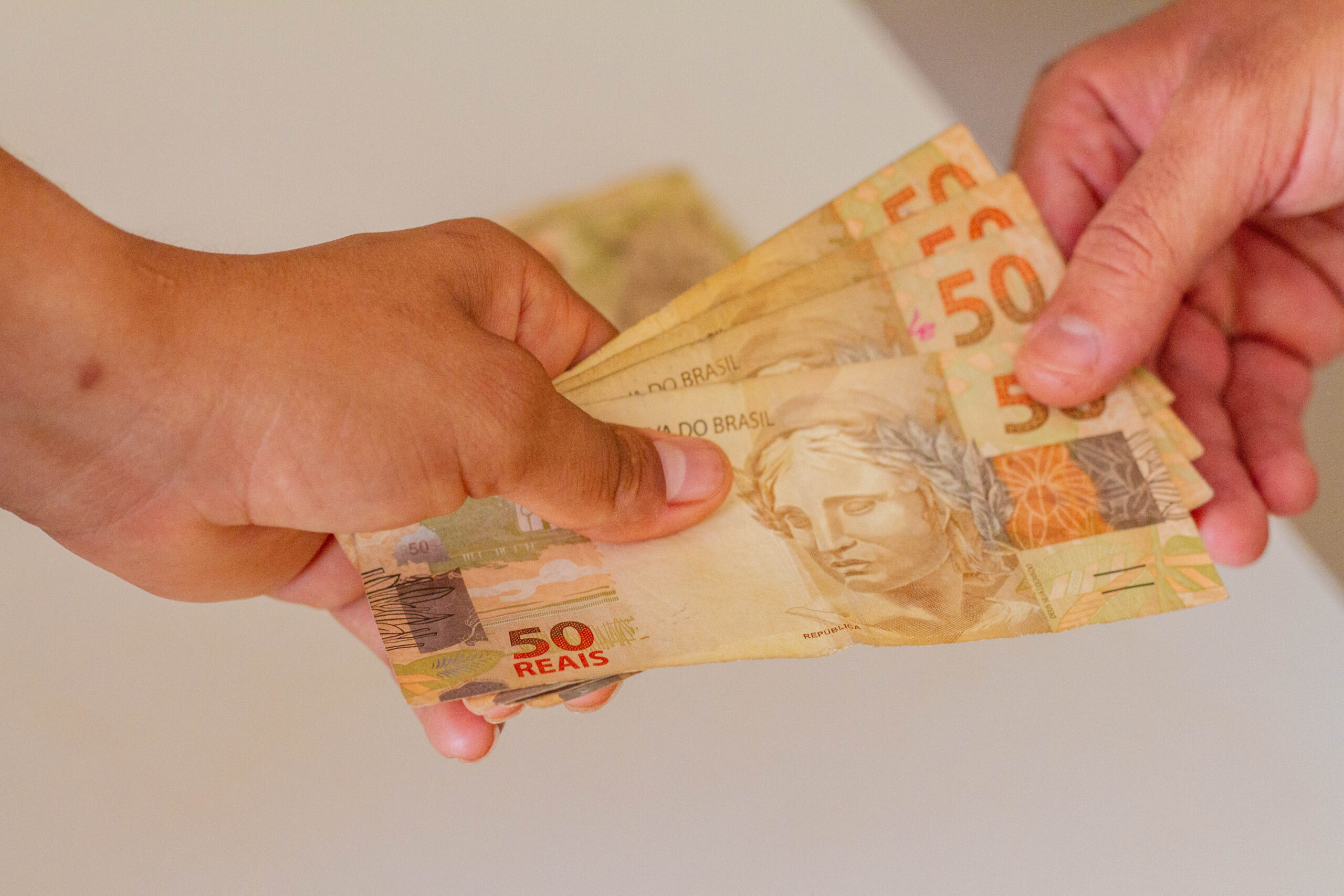 Descubra o que o Relatório Focus revela sobre a inflação e o PIB do Brasil em 2024. Informações essenciais para idosos que desejam se preparar para as mudanças econômicas. Crédito: @jeanedeoliveirafotografia / beneficiodoidoso.com.br