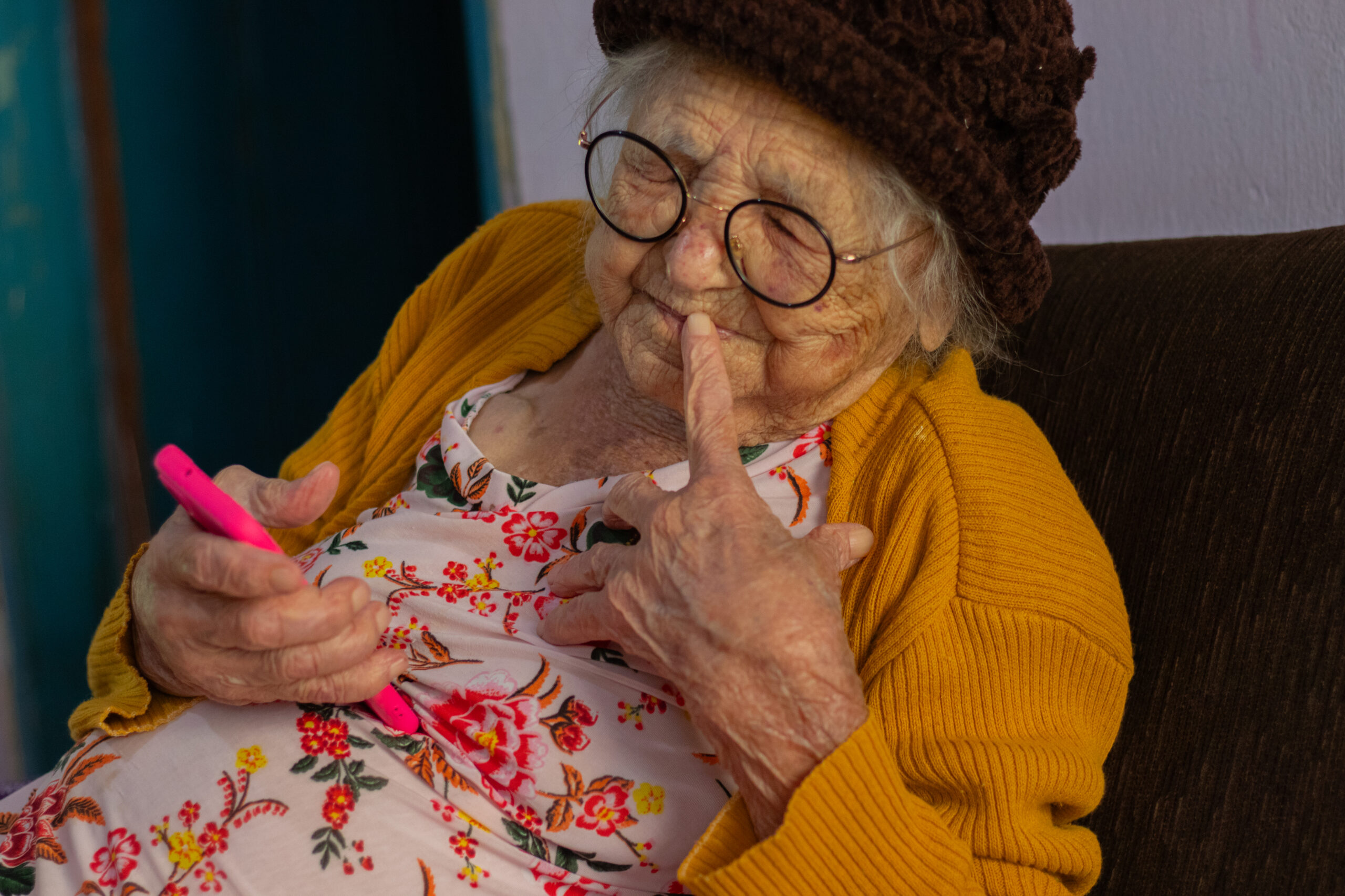 Isenção nas dívidas de água, luz e telefone para idosos.
