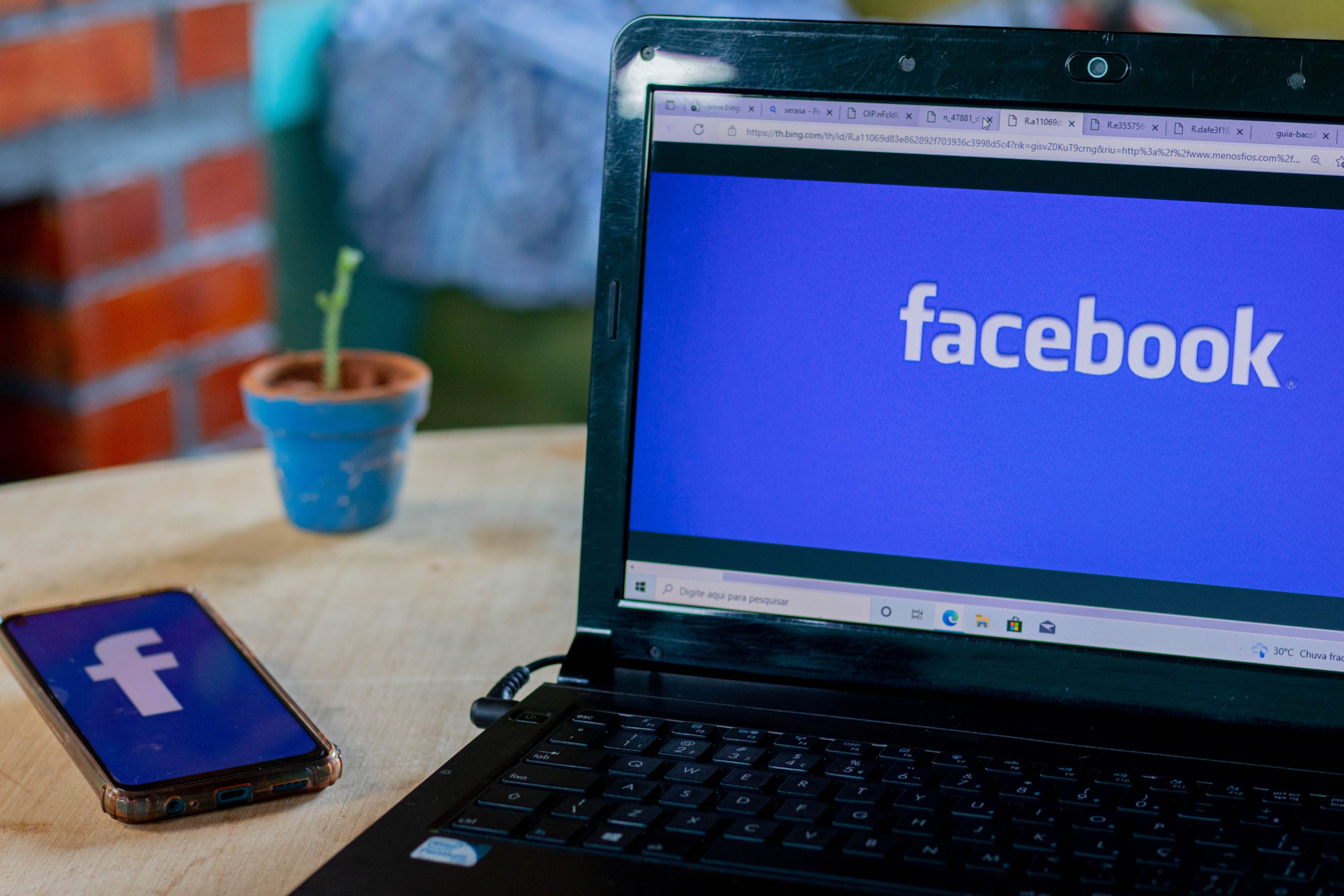 Facebook é acusado de LUCRAR com a divulgação do golpe do Serasa; brasileiros ficam no prejuízo