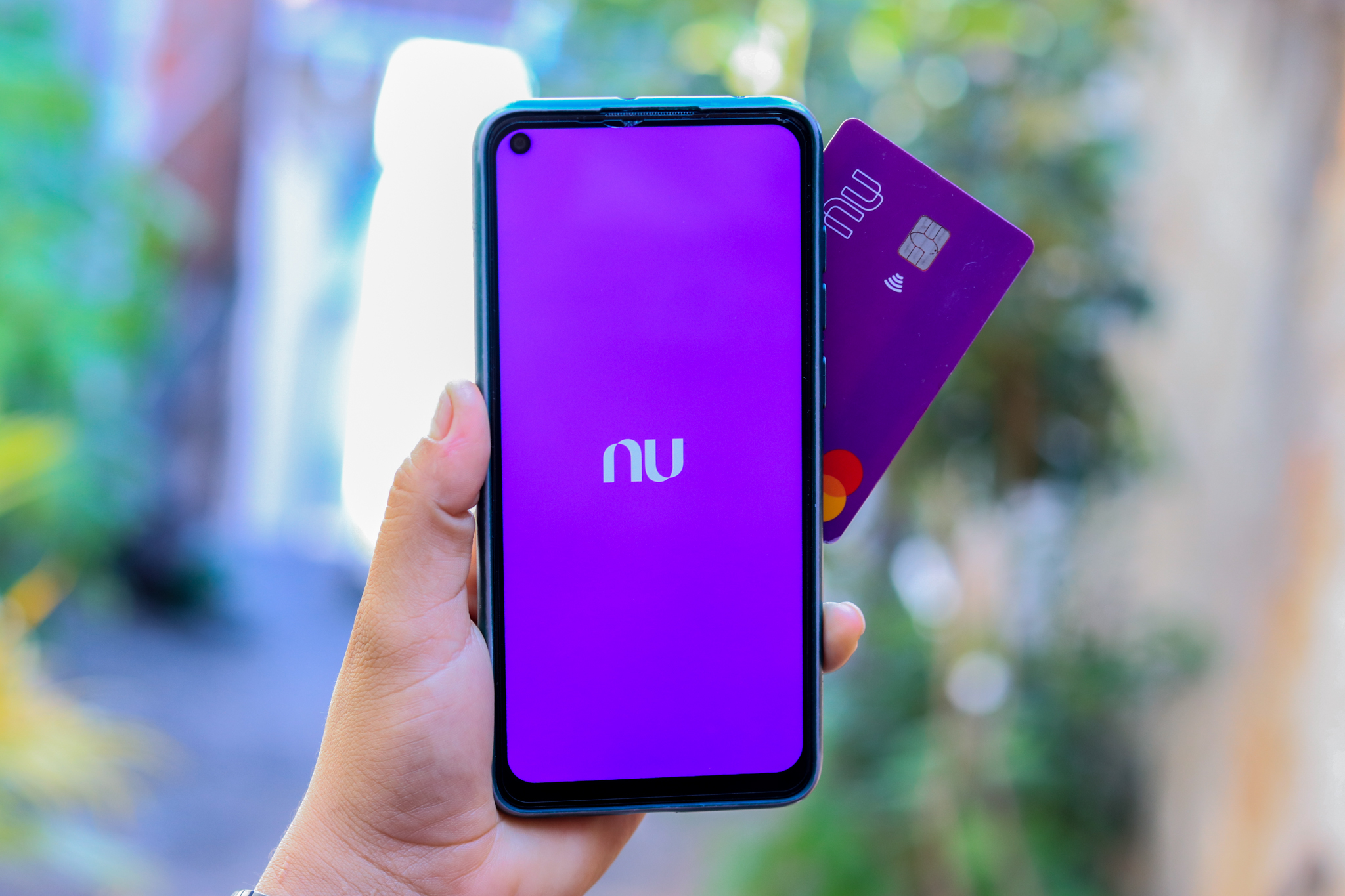 Nubank anuncia ENCERRAMENTO de serviço popular e clientes passam a MIGRAR para outros bancos; entenda