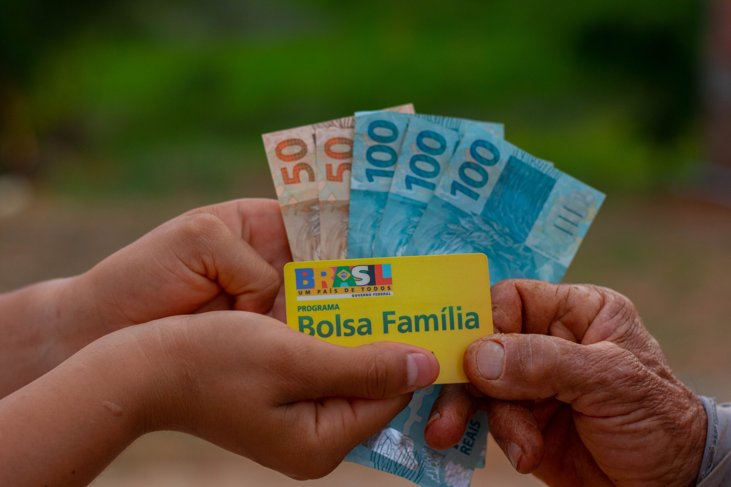 Saiba por que o título de eleitor pode cancelar o Bolsa Família e como regularizar a situação para manter o benefício. Proteja seu direito com informações importantes. Crédito: @jeanedeoliveirafotografia / beneficiodoidoso.com.br