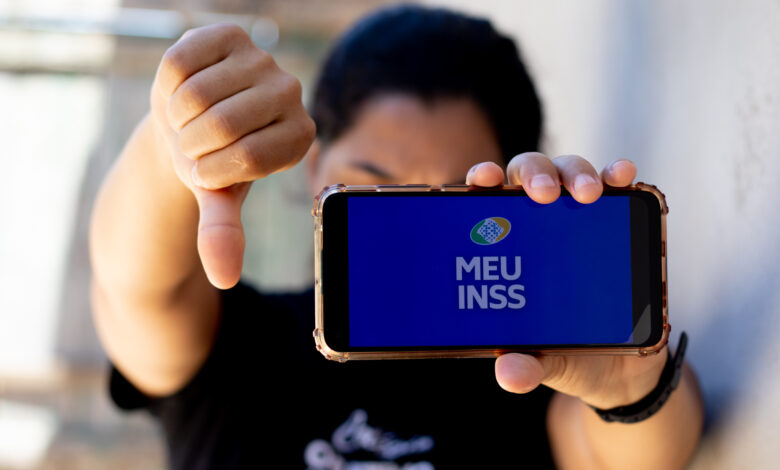 Aposentados e pensionistas do INSS.