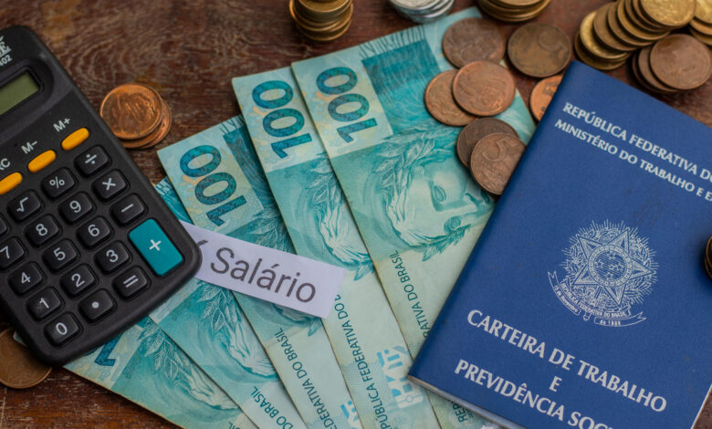 Trabalhadores CLT já podem sacar o décimo terceiro salário ; vale a pena antecipar