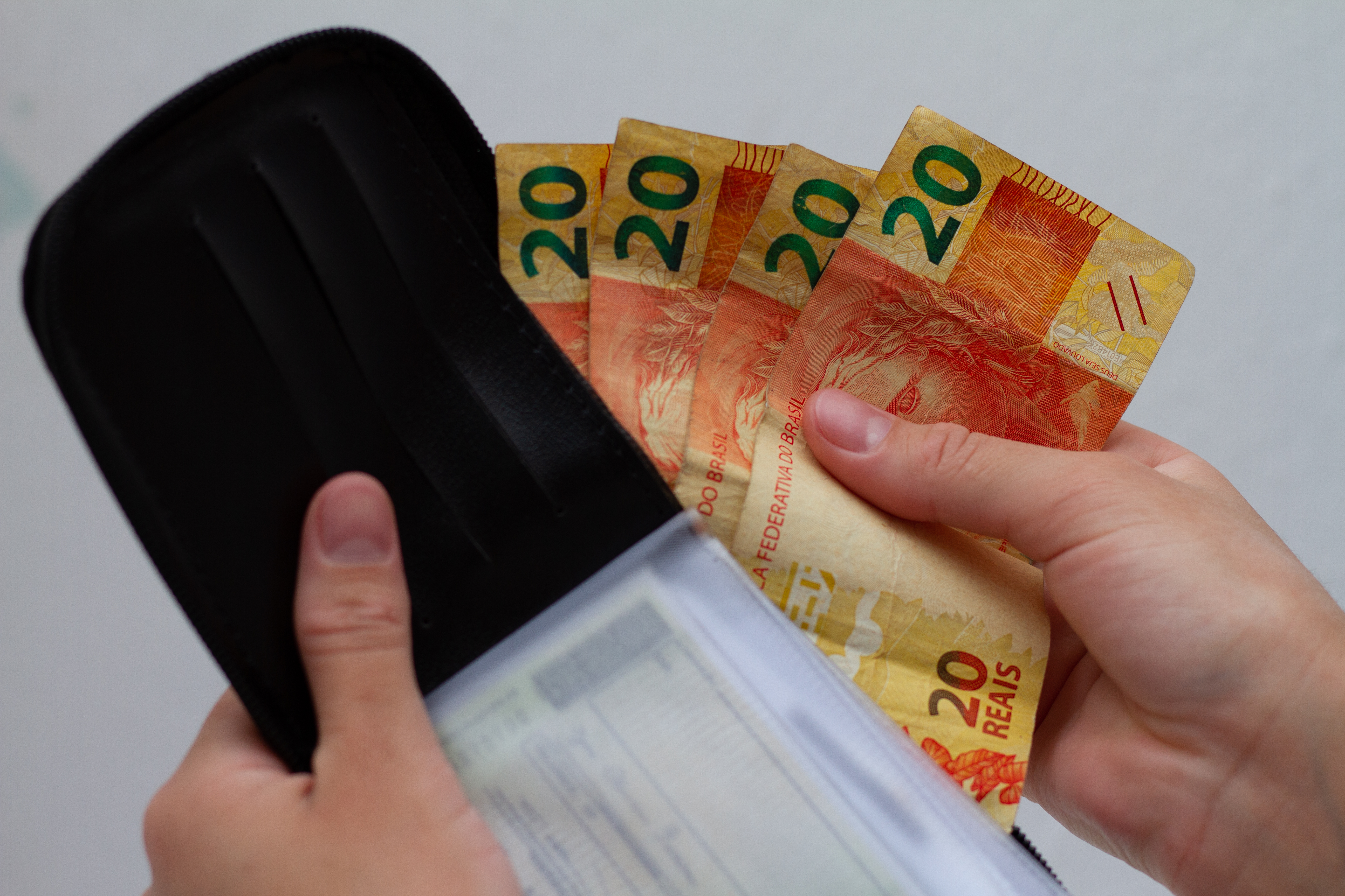 Dinheiro na carteira.