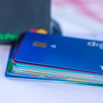 Cartões de crédito sem anuidade.