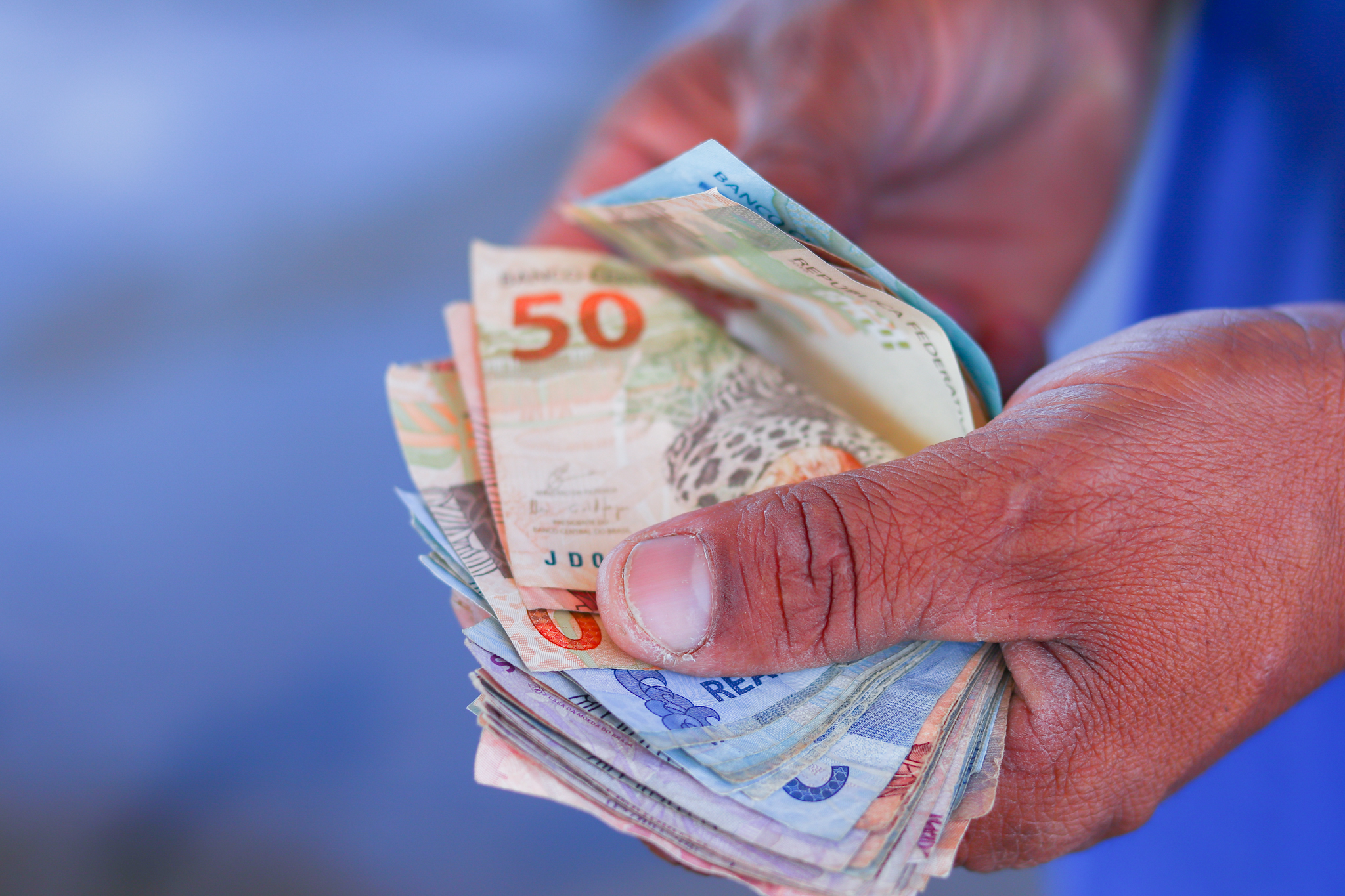 Governo distribuindo dinheiro para beneficiários do INSS.