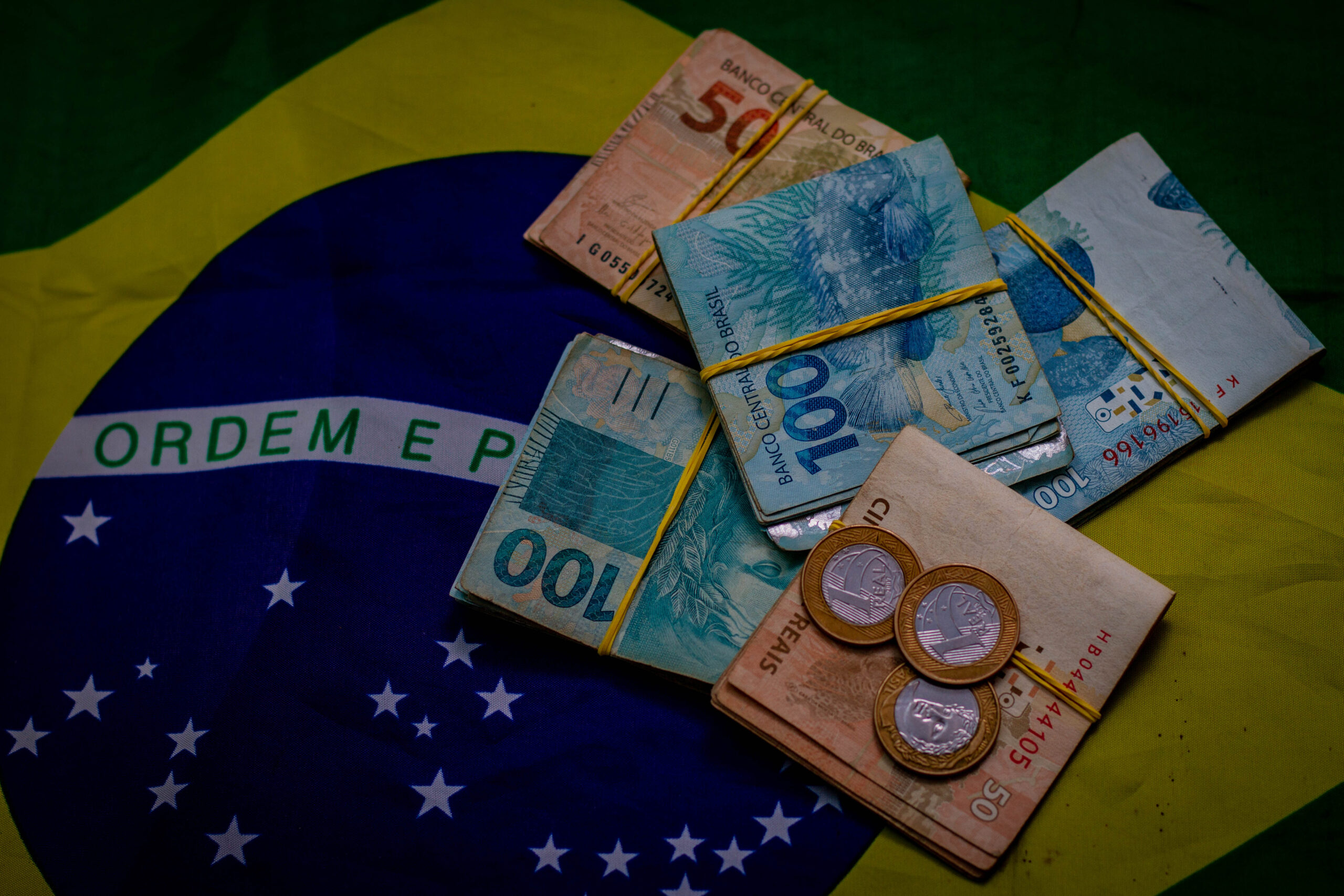 Funcionários de empresas privadas e servidores públicos podem sacar até R$ 1.412 do PIS/Pasep. Saiba como verificar seu saldo e o calendário de pagamentos.