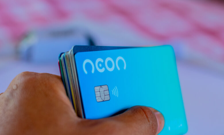 Neon: todas vantagens do cartão para consumidores com score baixo!