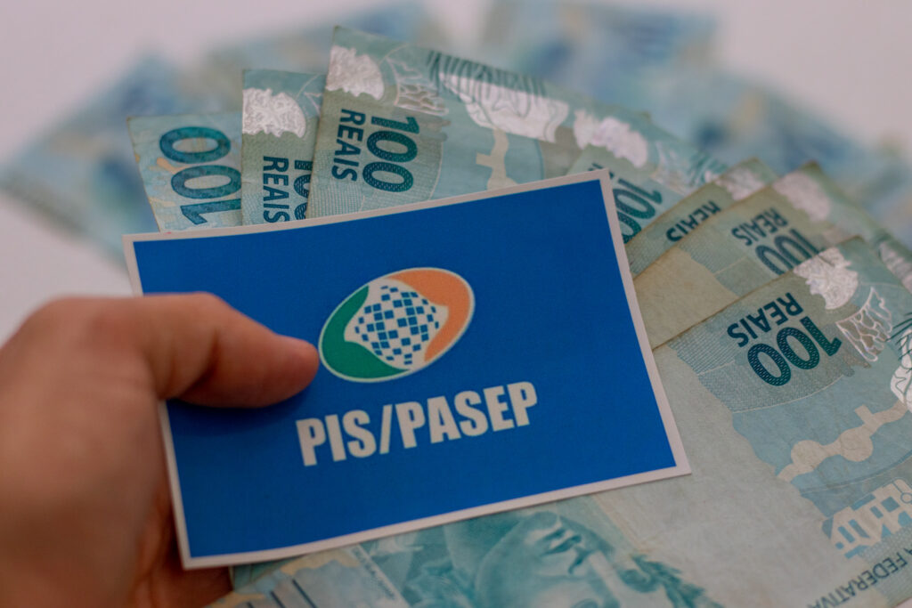 O pagamento do abono salarial segue caindo na conta. Veja quando você recebe.