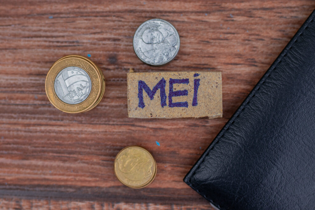 MEI e aposentadoria são coisas que não combinam? Entenda a verdade e como funciona se um aposentado decide empreender em suas próprias coisas no Brasil de hoje.