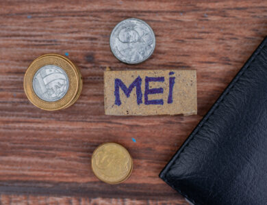 MEI e aposentadoria são coisas que não combinam? Entenda a verdade e como funciona se um aposentado decide empreender em suas próprias coisas no Brasil de hoje.