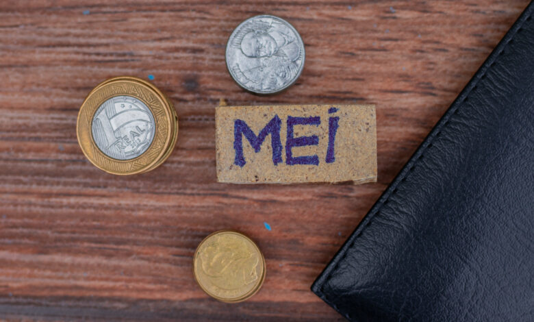 MEI e aposentadoria são coisas que não combinam? Entenda a verdade e como funciona se um aposentado decide empreender em suas próprias coisas no Brasil de hoje.