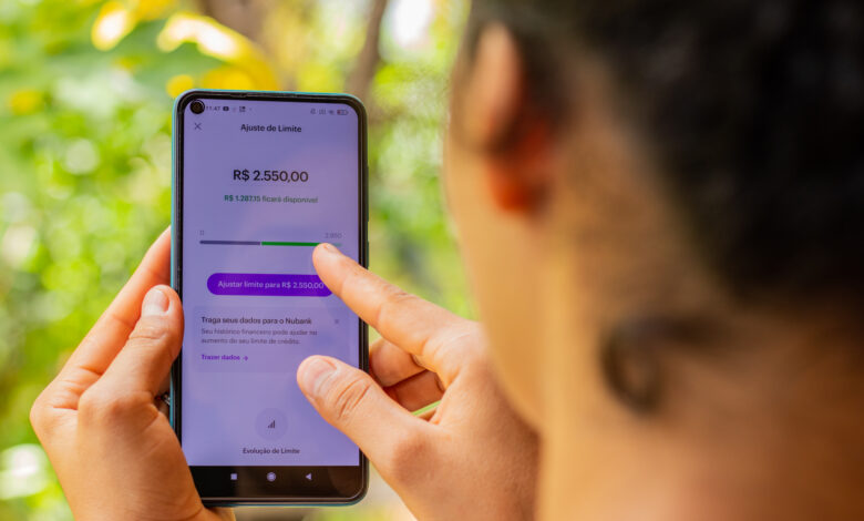 Quer aumentar o limite do cartão Nubank? Veja como esse procedimento funciona.