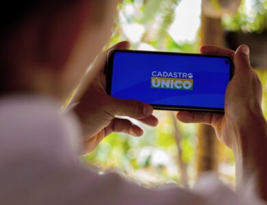 Se você começar a trabalhar vai perder o Bolsa Família? Novas regras podem mudar a situação para muitos brasileiros.