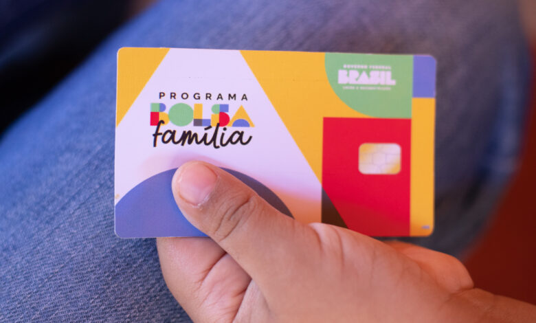 Bloqueio surpresa do Bolsa Família? Por que tem tanta gente falando nisso hoje? Entenda o que está por trás dessa situação ainda hoje.