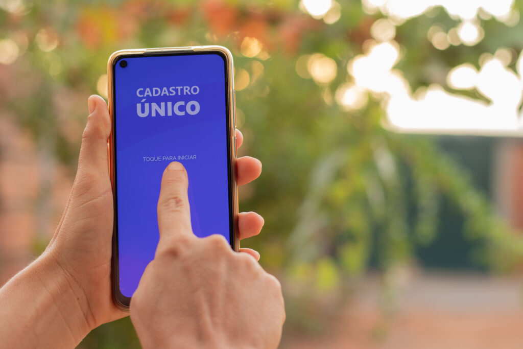 Pode parecer papo antigo, mas ainda tem gente que não saio do status do Auxílio Brasil para ser contemplado com o novo Bolsa Família; entenda o que está em jogo aqui.