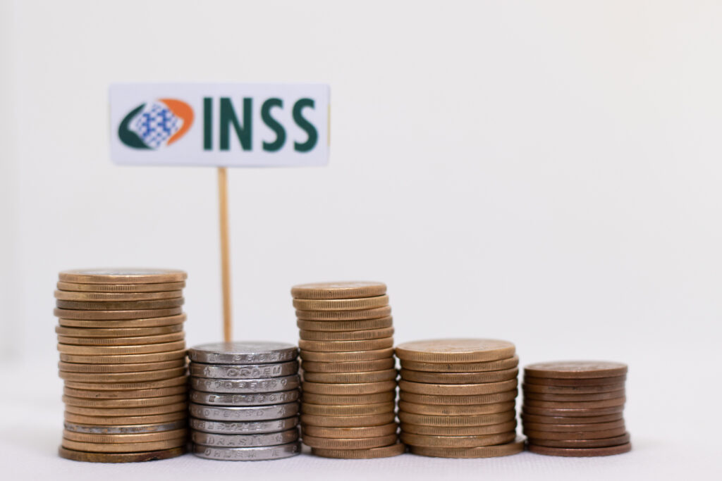 Se você foi lesado durante as fraudes do INSS, veja como pedir de volta os descontos indevidos.