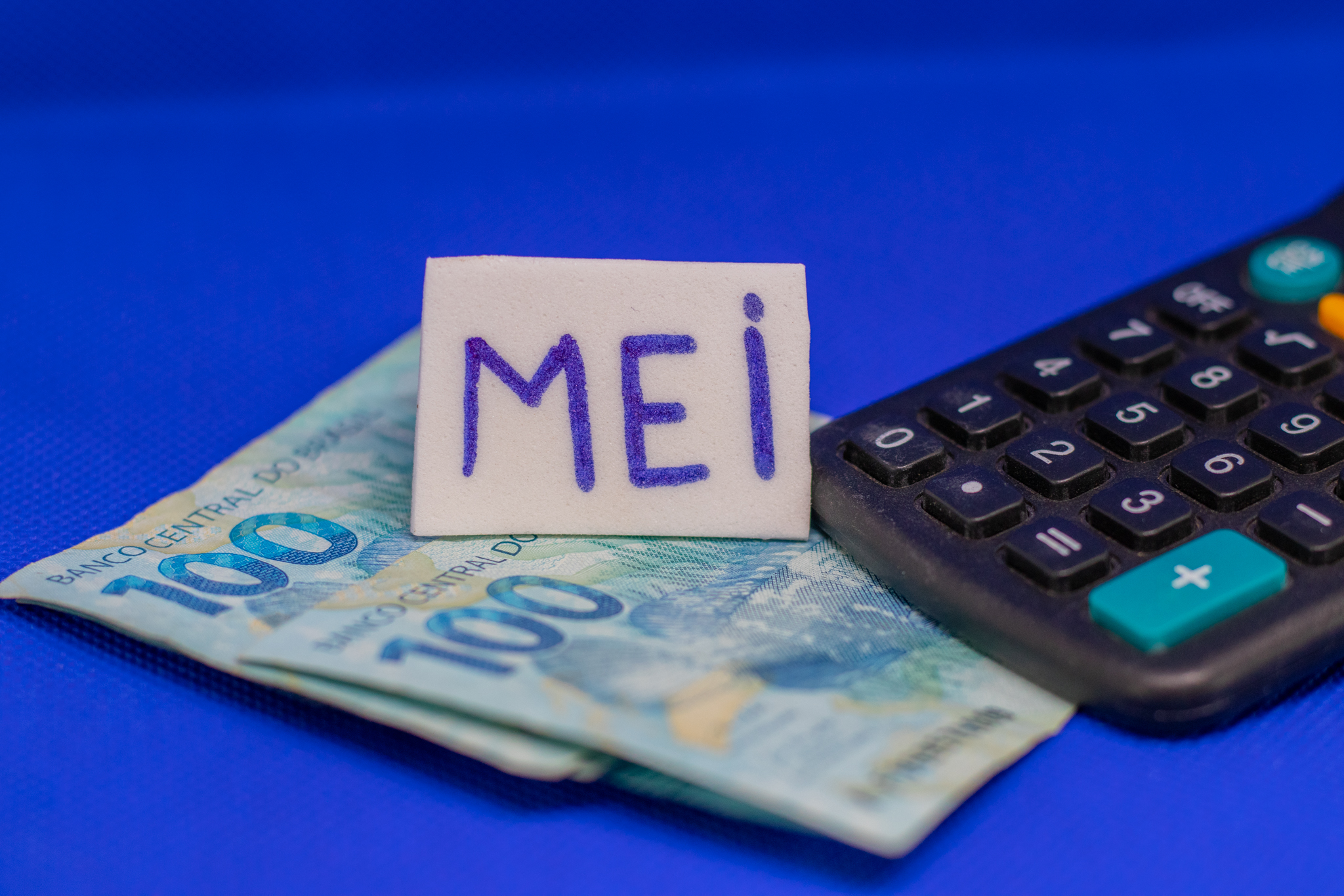 O limite estourado do MEI traz consequências; veja o que está em jogo se você não controlar o faturamento de modo adequado.