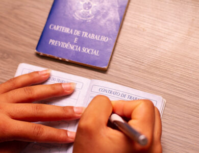 Em breve, uma lei trabalhista vai entrar em vigor para flexibilizar a atuação dos trabalhadores.