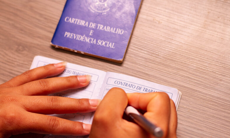 Em breve, uma lei trabalhista vai entrar em vigor para flexibilizar a atuação dos trabalhadores.