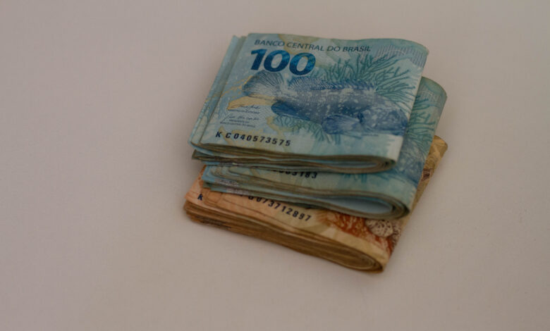 Se você quer viajar para o exterior, veja quando e como comprar dólar mais barato.