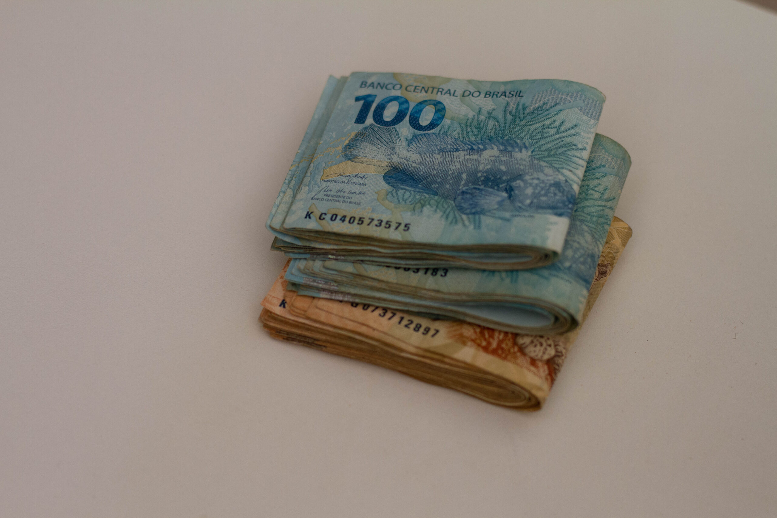 Se você quer viajar para o exterior, veja quando e como comprar dólar mais barato.