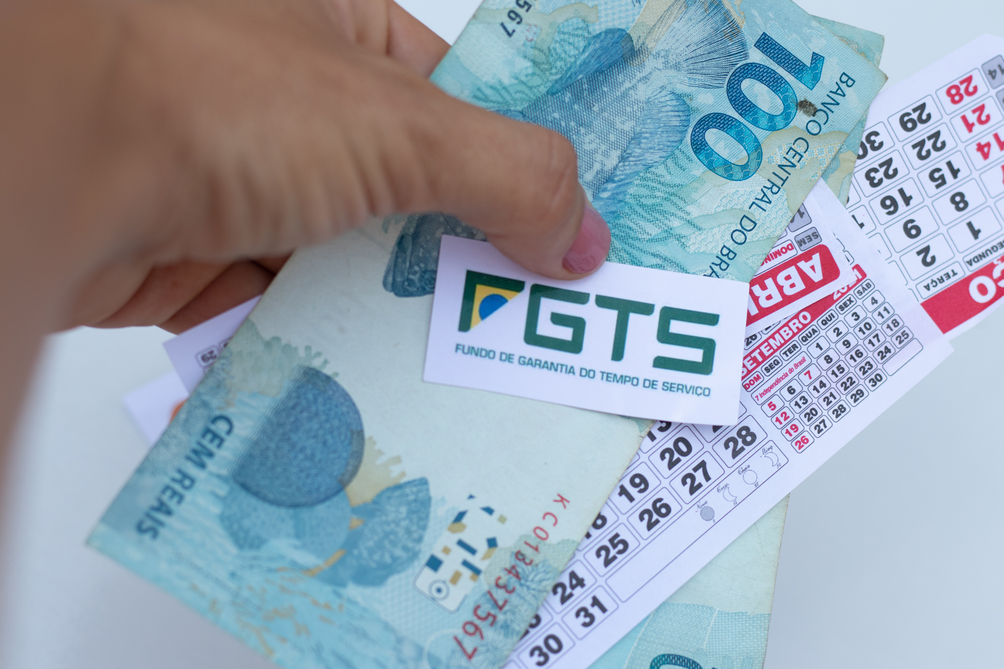 Lucro bilionário do FGTS distribuído em fatias para a população? Descubra o que está acontecendo e quais pessoas teriam direito a receber uma quantia desse dinheiro muito em breve ou não; entenda.