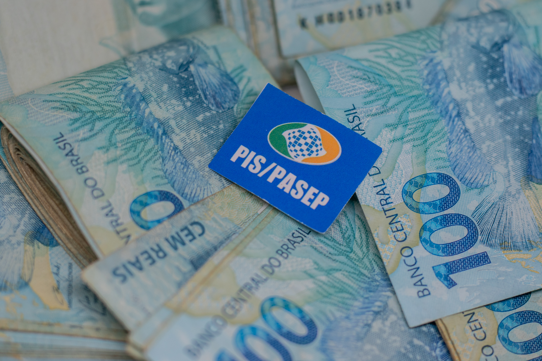 Muitos trabalhadores têm direito a receber o abono de 2025; saiba como funciona, qual é o valor e as regras para acessar.