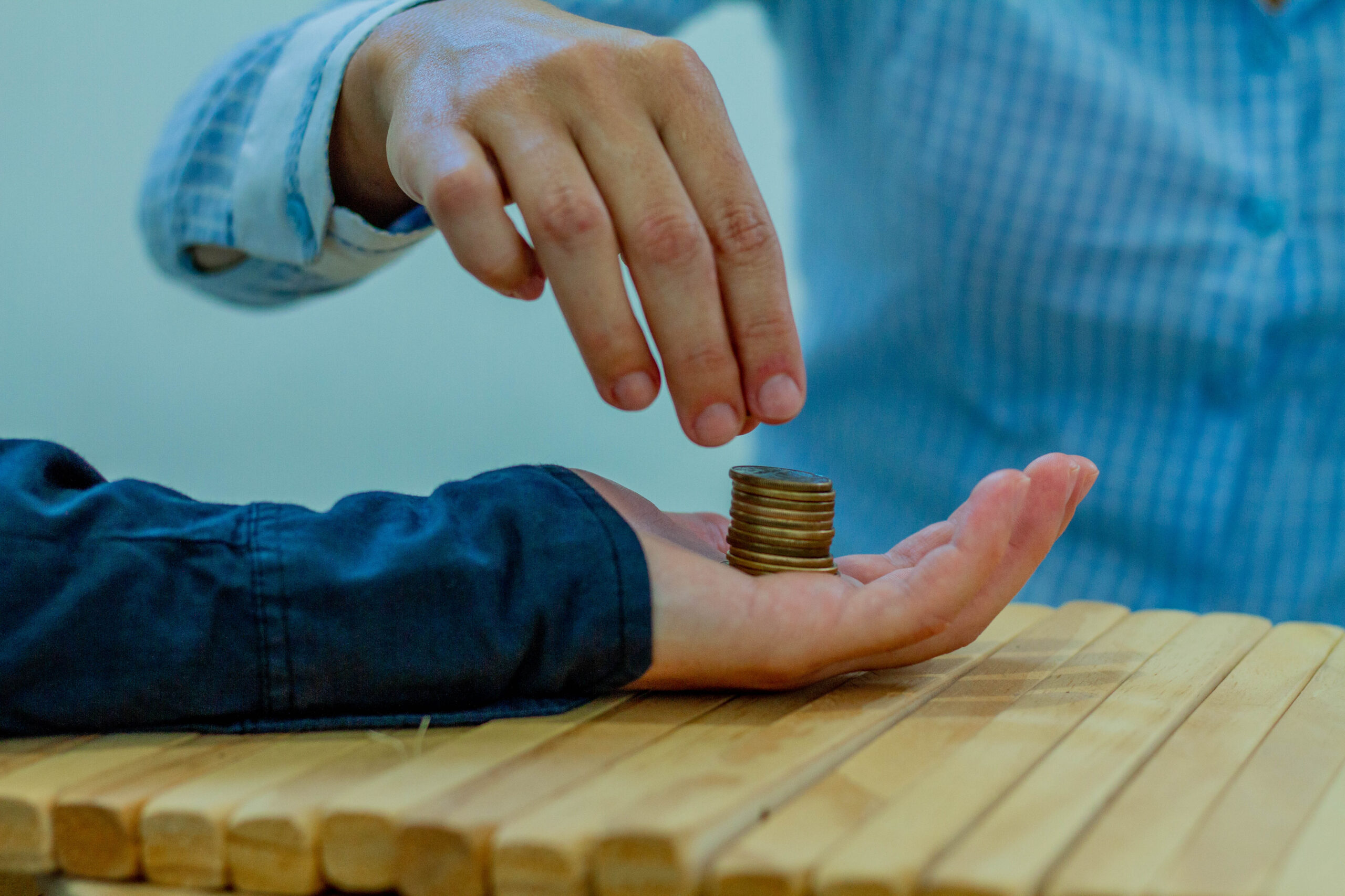 Como se ainda faltasse alguma regalia, esse é o grupo de brasileiros que consegue ter salário e aposentadoria somados ao longo do tempo; entenda quem é.
