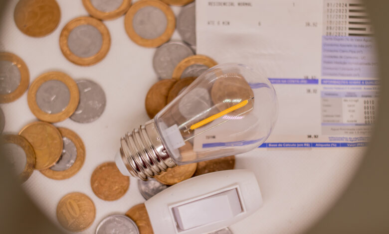 O pior aumento da conta de luz está de volta? Entenda o que pode acontecer com seu orçamento mensal já a partir de junho.