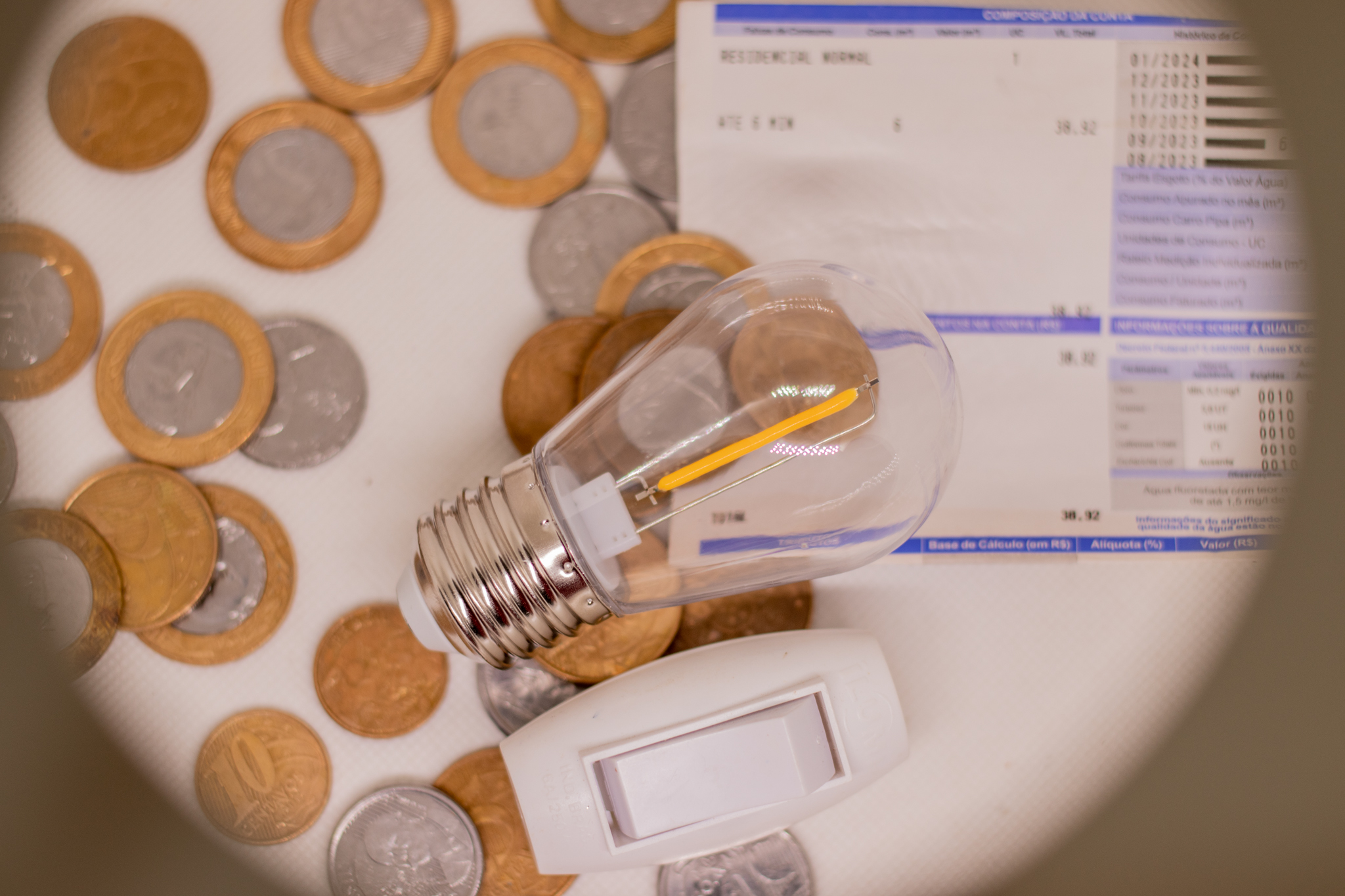 O pior aumento da conta de luz está de volta? Entenda o que pode acontecer com seu orçamento mensal já a partir de junho.