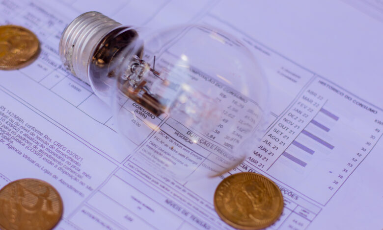 A conta de luz deve continuar mais cara por tempo indeterminado.