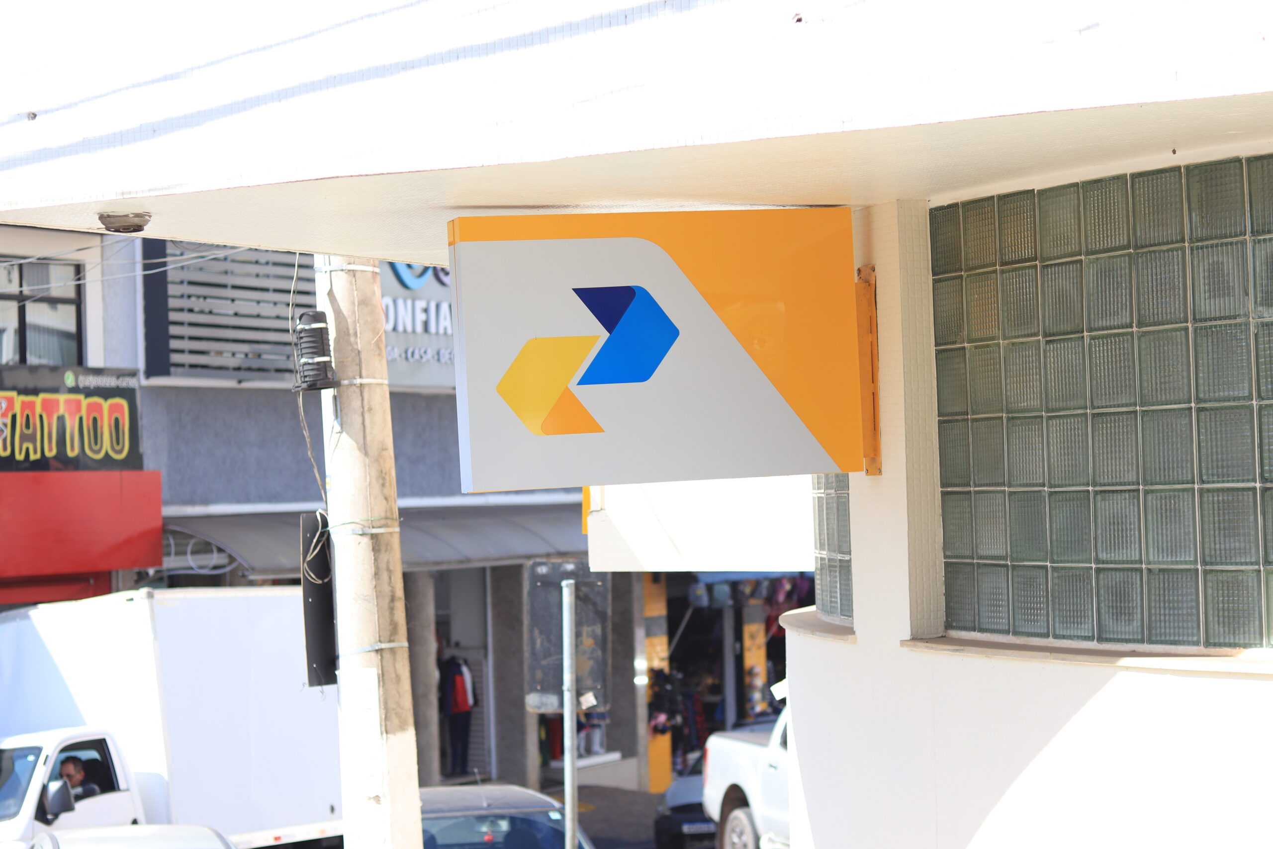 Milhares de atendimentos nos Correios são para aposentados que foram lesados no INSS; entenda o que está acontecendo e no que você deve ficar de olho.