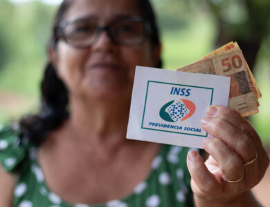 Brasileiros podem nem saber que tinham dinheiro preso no INSS, com total direito de receber de volta; entenda como funciona.