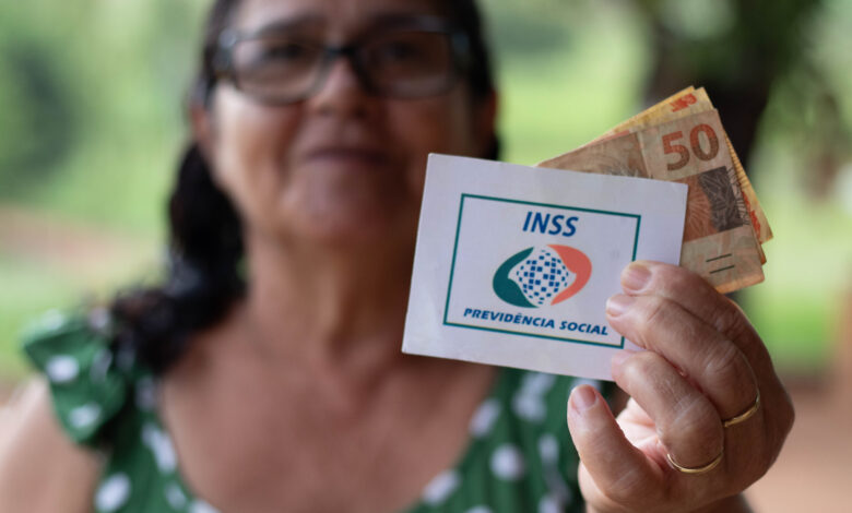 Brasileiros podem nem saber que tinham dinheiro preso no INSS, com total direito de receber de volta; entenda como funciona.