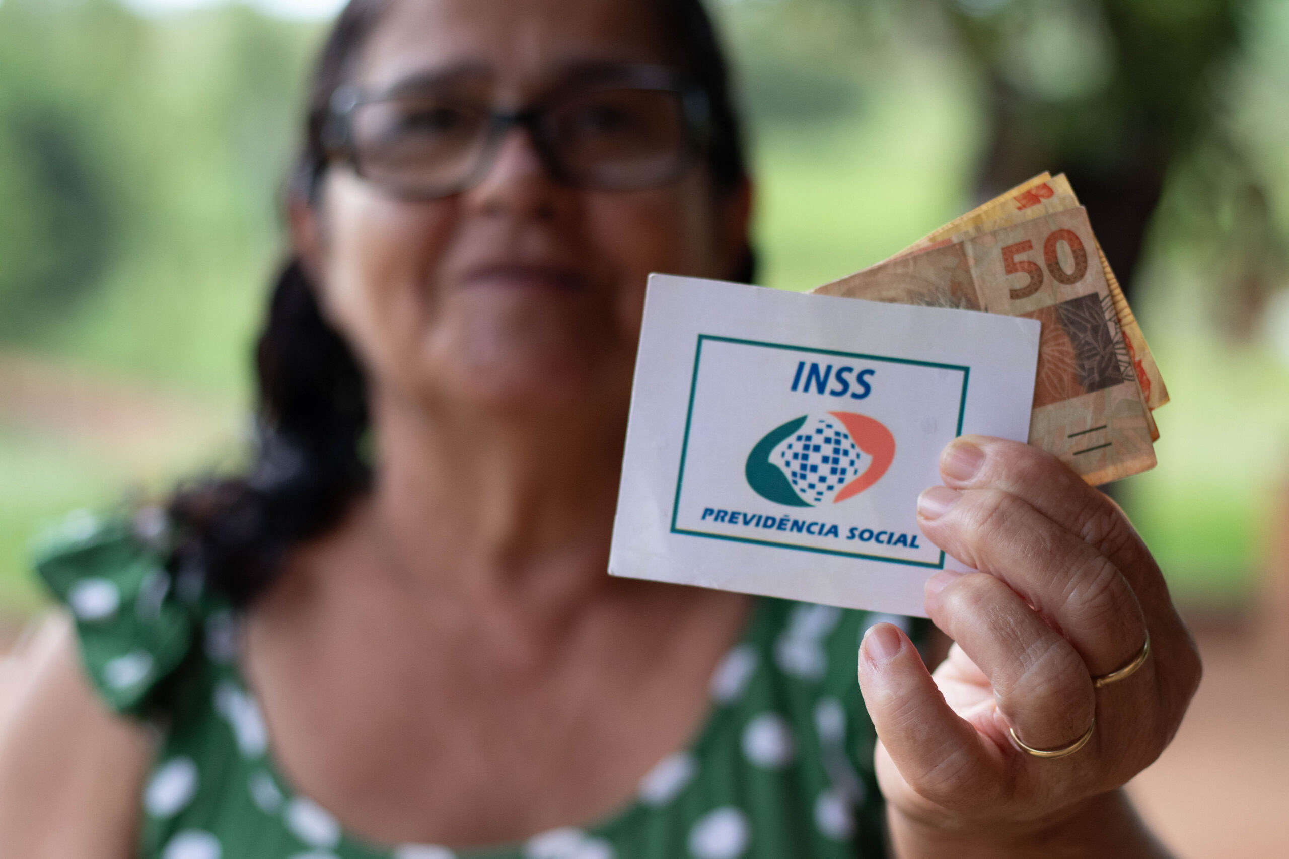 Brasileiros podem nem saber que tinham dinheiro preso no INSS, com total direito de receber de volta; entenda como funciona.